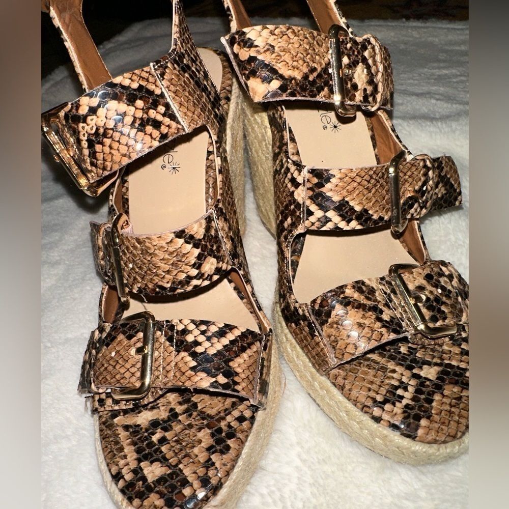 Shoe Dazzle Snakeskin buckle espadrilles wedges sz 7.5 NWOT